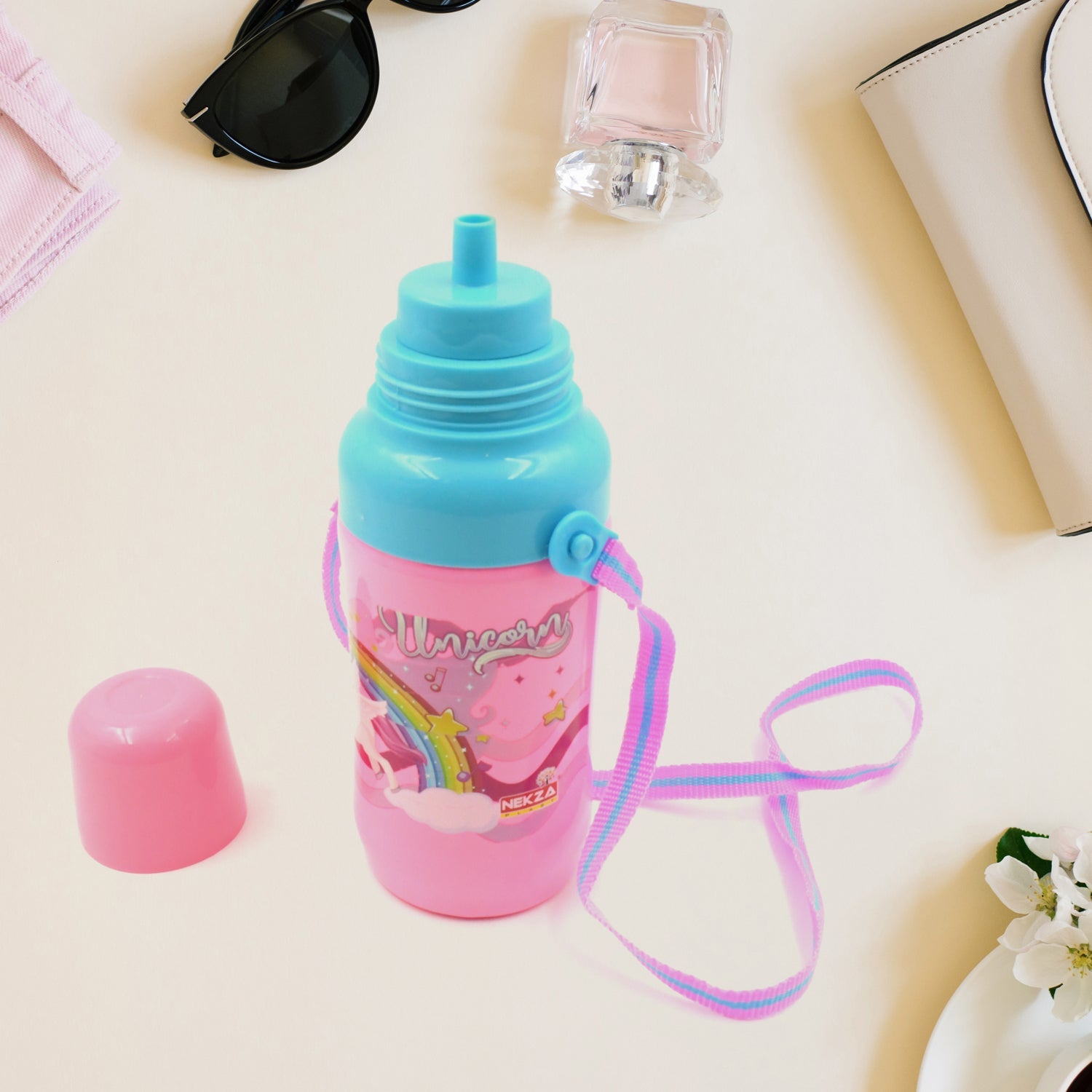 Leakproof water bottle with carrying strap Leakproof water bottle with carrying strap